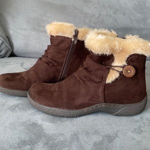 Bare traps booties